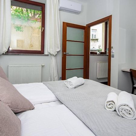 Inpoint 2-Bedrooms Apartment With Private Garden And Free Parking Krasków Eksteriør bilde