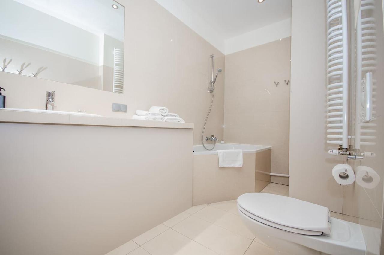 Inpoint 2-Bedrooms Apartment With Private Garden And Free Parking Krasków Eksteriør bilde